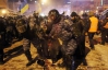 "Ужас, полиция идет на баррикады с бензопилами" - мировая пресса о попытке разогнать "Евромайдан"