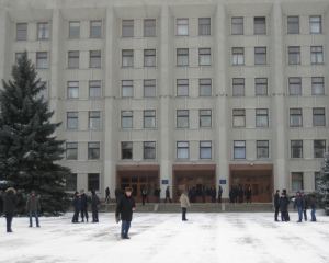 Полтавці лягли під стінами обладміністрації: вимагали повернути "Беркут" додому