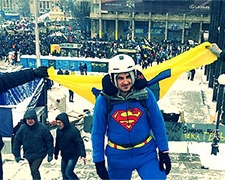 &quot;Супермен&quot; защитил баррикады на Майдане от эскаватора