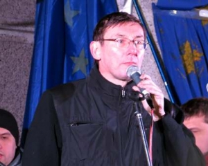Луценко закликає офіцерів МВС, Міноборони перейти на бік народу