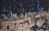 Евромайданивцы всю ночь убирали Крещатик от снега и строили из него баррикады