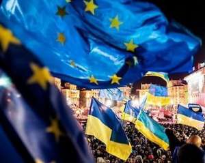 У Київ підвезли 50 бусів із активістами: наразі на Майдані більше 5 тис. осіб