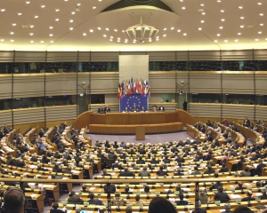 Нужно мирно решить кризис в Украине - резолюция Европарламента