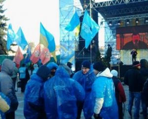 Митингующие &quot;регионалов&quot; хотят бежать из-под стен Мариинского дворца