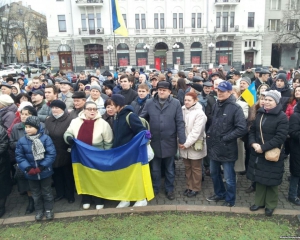 В центре Харькова сожгли автобус евромайдановцев