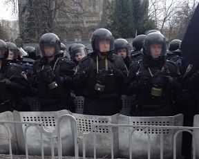 Бійці внутрішніх військ заблокували ріг Інститутської та Ольгинської вулиць