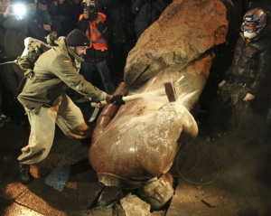 У Києві прибрали залишки пам&#039;ятника Леніну, люди розбивають постамент