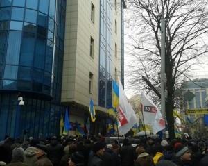 Майданівці пікетують банк Януковича-молодшого