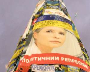 Неизвестные пытались снять с елки на Майдане портрет Тимошенко