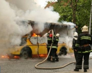 На Львівщині під час руху загорілась набита людьми маршрутка