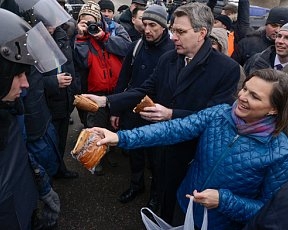Янукович резко против, чтобы иностранцы &quot;учили&quot; нас как выйти из политического кризиса