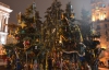 Активисты массово украшают Евромайдан новогодними елками