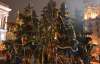 Активісти масово прикрашають Євромайдан новорічними ялинками