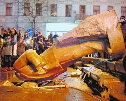 Две трети киевлян осудили снос памятника Ленину - опрос