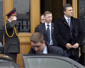 Впервые с начала протестов Янукович едет на работу