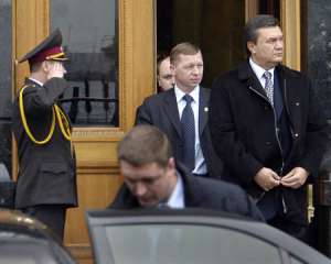 Впервые с начала протестов Янукович едет на работу
