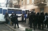 Силовики со щитами заблокировали подъезды к МВД