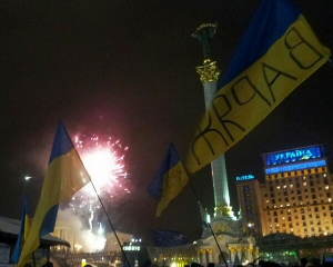 Евромайдановцы отпраздновали амнистию и праздник Николая фейерверком
