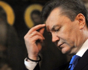 Янукович з Азаровим моляться за міліціонерів, попереду кругли стіл
