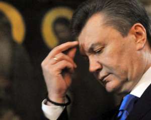 Янукович с Азаровым молятся за милиционеров, впереди круглые стол