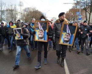 Місяць зриву асоціації з ЄС відзначили спаленням перевернутих портретів Януковича та Клюєва