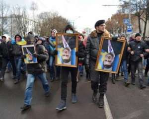 Месяц срыва ассоциации с ЕС отметили сожжением перевернутых портретов Януковича и Клюева