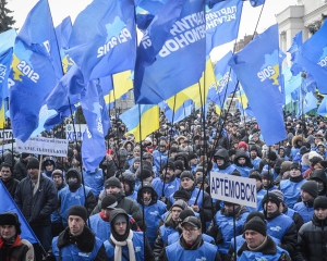 Обманутые и брошены на деньги "антимайдановцы" угрожают штурмовать офис Партии регионов