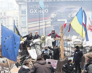 Майдан в центрі Києва розширюється