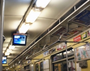 По приказу КГГА в вагонах киевского метрополитена демонтируют мониторы