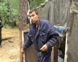 Отец четырех детей-"маугли" продолжает жить в лесу