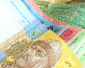 Средняя зарплата в Украине упала на 15 гривен. Кто сколько зарабатывает (Инфографика)
