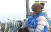 В Киеве мост Патона украсили желто-голубыми ленточками