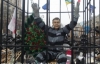 На Майдане куклу Януковича посадили в клетку