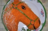 Салат выложить в форме коня, из яиц сделать снеговиков - как украсить новогодний стол