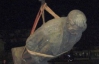 В Грузии снесли памятник Сталину на глазах полиции