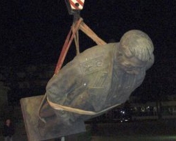 В Грузии снесли памятник Сталину на глазах полиции