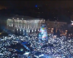Как тысячи украинцев пели национальный гимн на Новый год