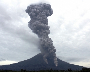 Из-за сильнейшего извержения вулкана на Суматре эвакуировали 20 тыс. человек