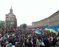 У Києві вже зібралися 2 тис. мітингувальників  - люди стоять у черзі за посвідченнями ВО Майдан