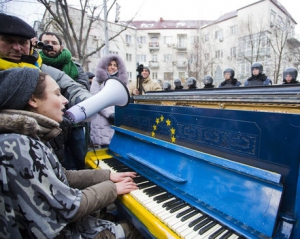 Завтра біля будівлі КМДА встановлять ще одне фортепіано