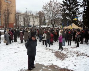 Черкаські комунальники глушили музикою майданівську молитву