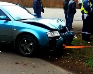 В Одессе пьяный водитель привязал свое авто к дереву, в которое врезался