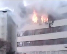 Шокирующее видео пожара на заводе &quot;Хартрон&quot;: люди свисали с балконов, брандспойты не доставали до огня