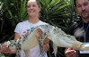  Теннисисты в зоопарке не побоялись взять на руки крокодила и питона