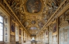 Французкий фотограф запечатлел пустынные коридоры Лувра