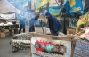 На Майдане учат Конституции Украины и английскому языку