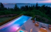 Блакитні басейни та вражаючий дизайн - розкішний будинок у Канаді