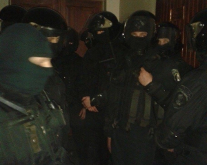 Біля Києво-Святошинського суду "Беркут" ламає людям ноги - "Свобода"