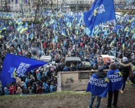 &quot;Мы гордимся президентом Януковичем!&quot; - митинг в поддержку Януковича проходит в Харькове