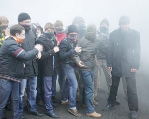 Півсотні провокаторів спровокували сутичку з &quot;євромайданівцями&quot; у Києві - ЗМІ